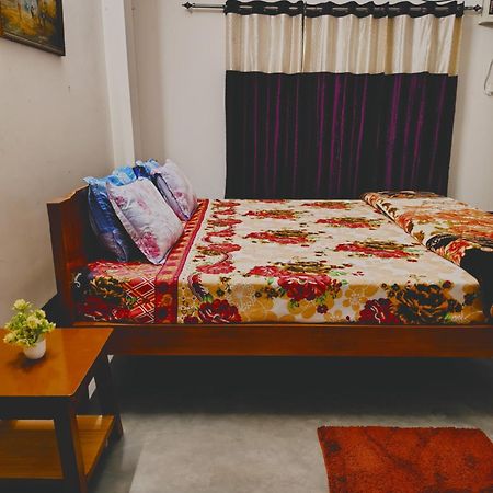 Gayatri Homestay Дібругарх Екстер'єр фото