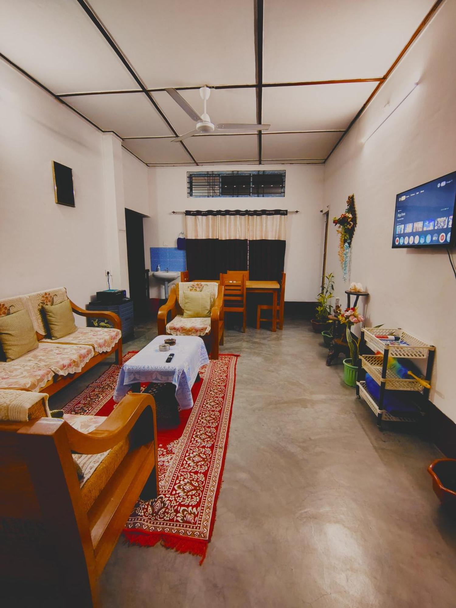 Gayatri Homestay Дібругарх Екстер'єр фото
